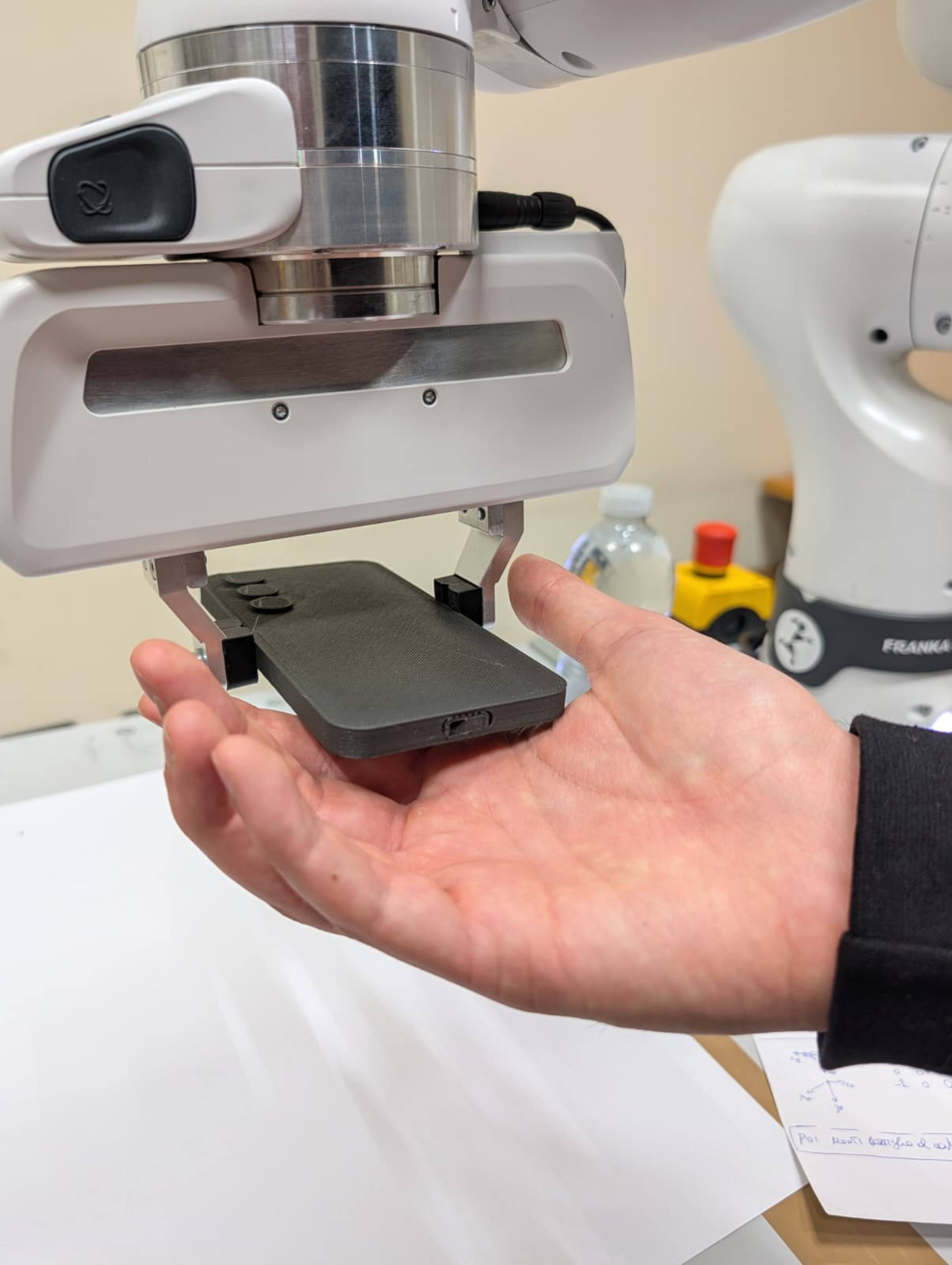 Smartphone grip for placing flat on a table