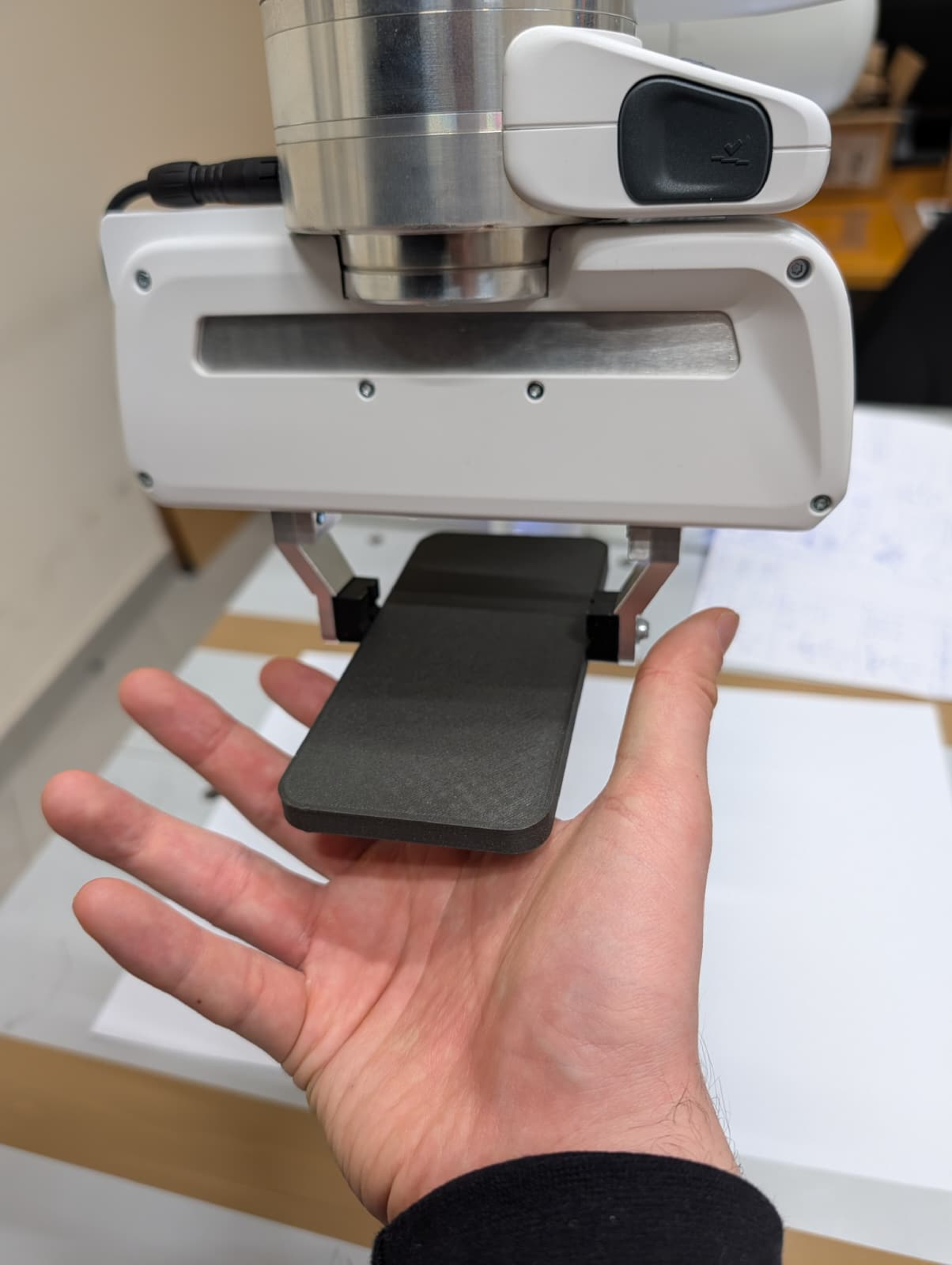 Smartphone grip for passing to another person